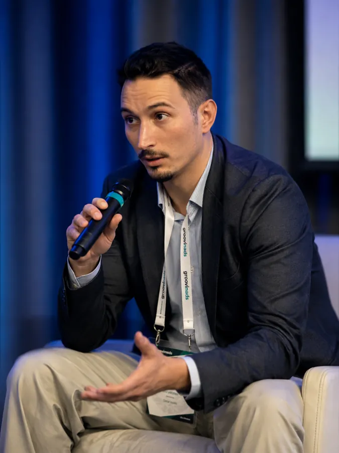 Pablo hablando en un panel